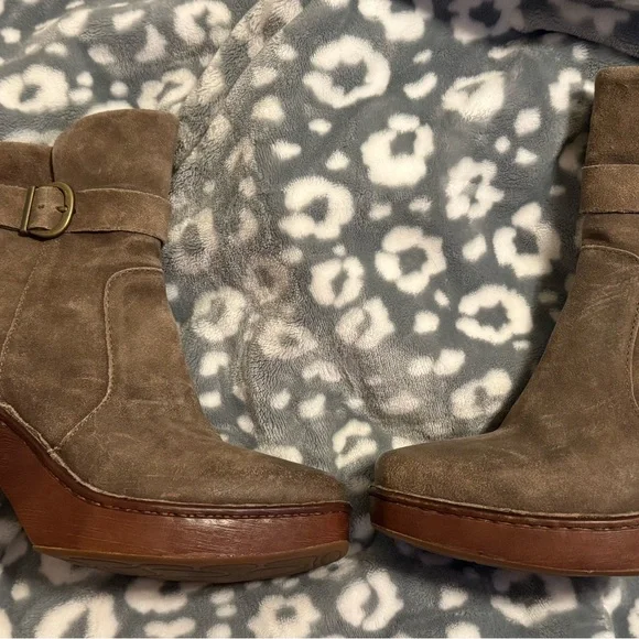 Born Hailey Platform Ankle Boots Like New - Picture 5 of 11